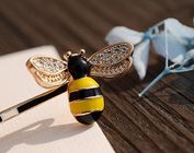 Śliczny stop srebra Pszczoła klip pszczół różowy i żółty dla dzieci pszczelarzy